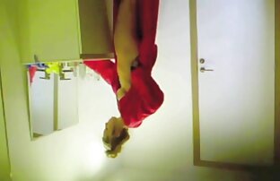 XXX Chica con culo caliente toma una enorme polla me follo a mi madrastra en el baño negra en su culo!