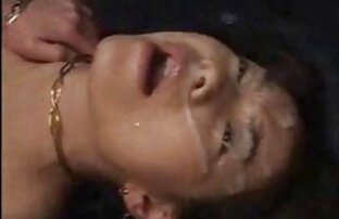 XXX Lesbianas esclavo en madrastra tetona follando un caliente duelo con la Señora
